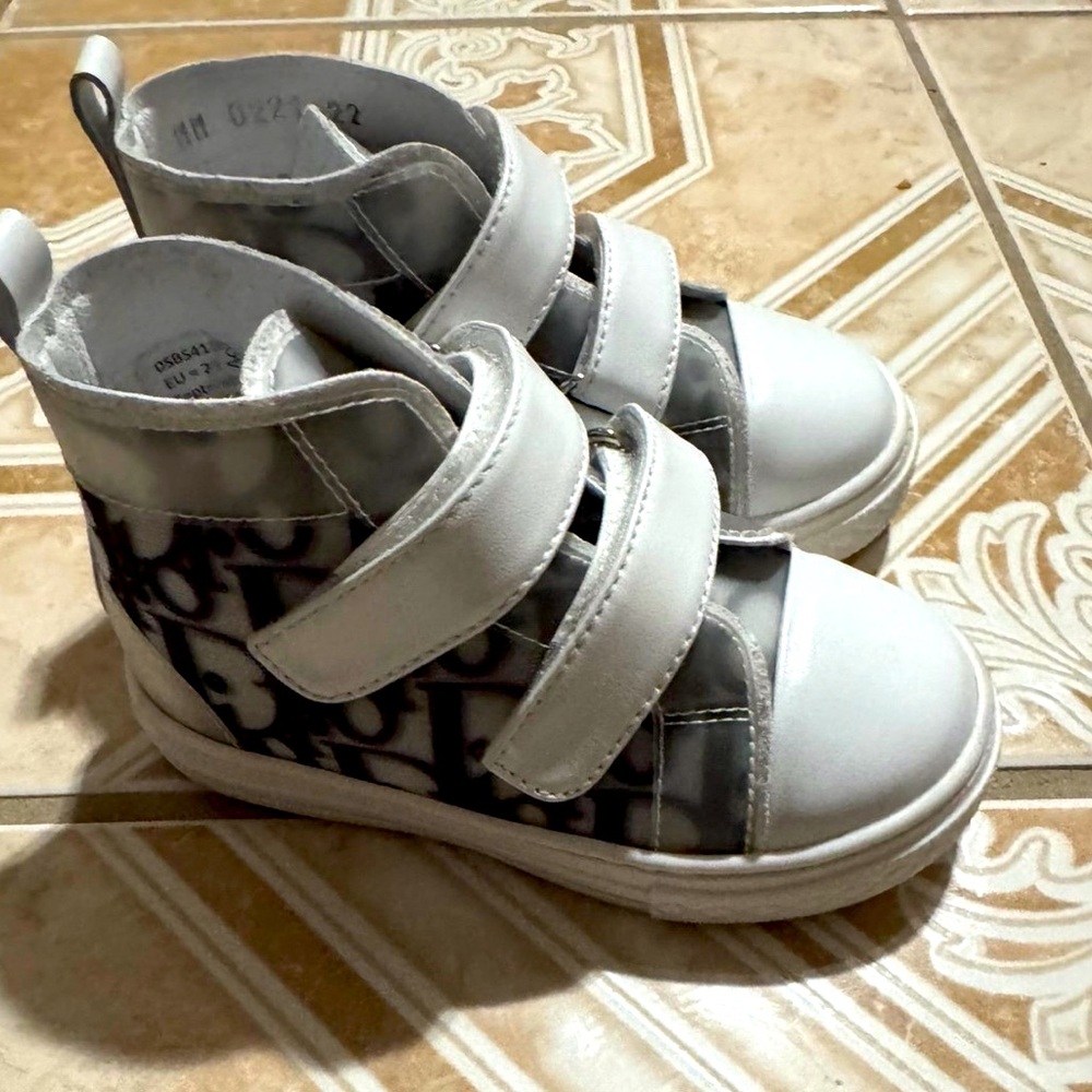 Kids 22 comes with box! Only worn twice.